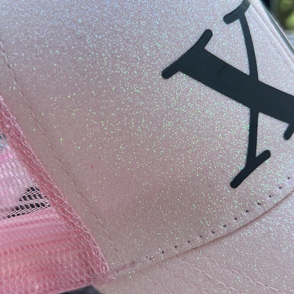 NWOT-GLITTER PONYTAIL TRUCKER HAT LIGHT PINK - Picture 3 of 14